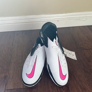 Nike Phantom Women’s Soccer Cleats (Velcro)